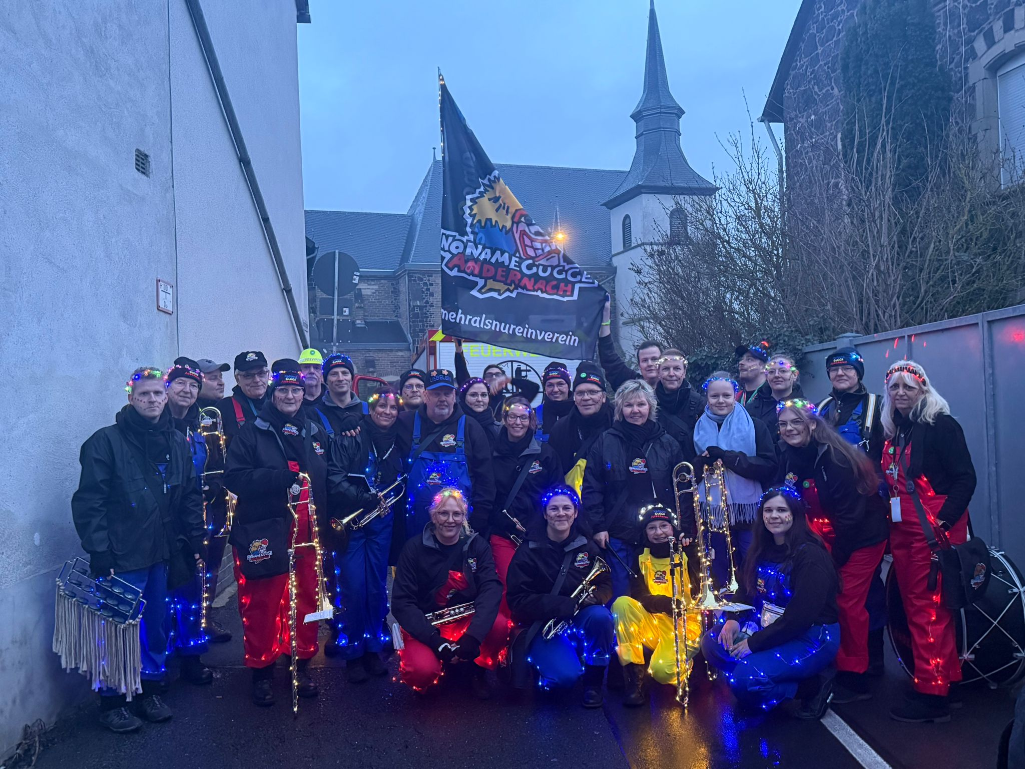 No Name Gugge Andernach in beleuchteten Kostümen vor einer Kirche