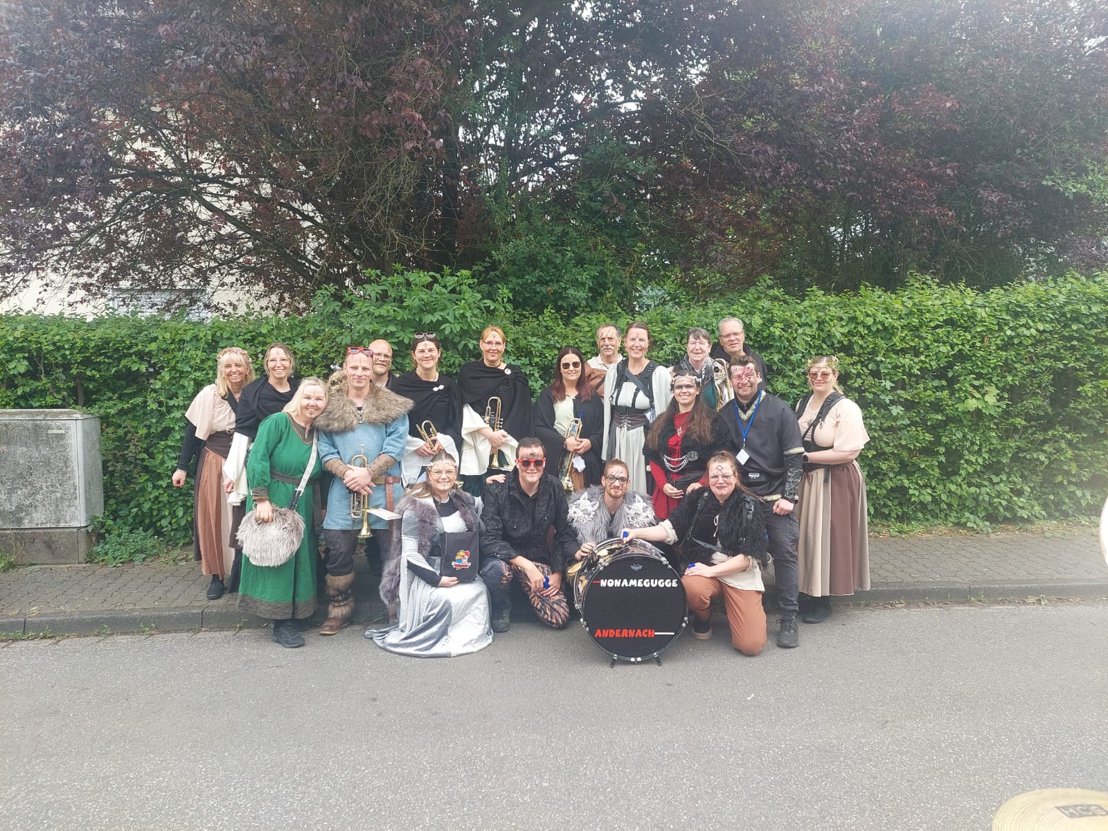 Guggenmusik-Gruppe mit Instrumenten bei einem Auftritt