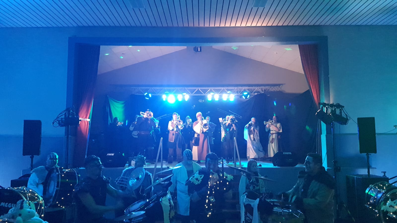Guggenmusik-Auftritt in einer Halle mit Bühnenlicht