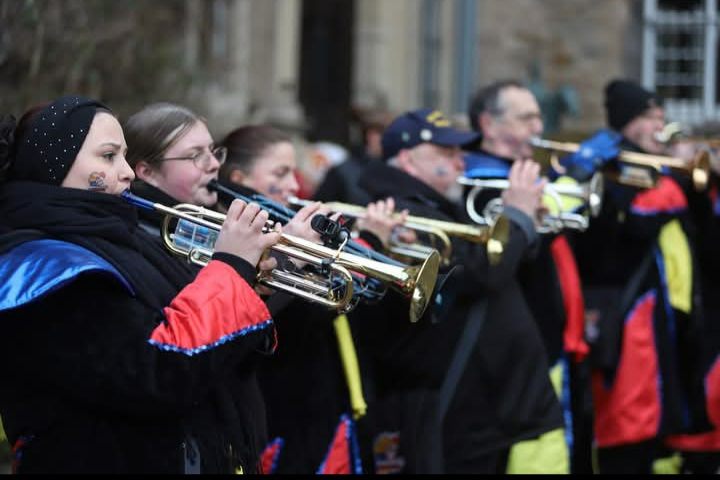 Musikerinnen der No Name Gugge Andernach mit Trompeten