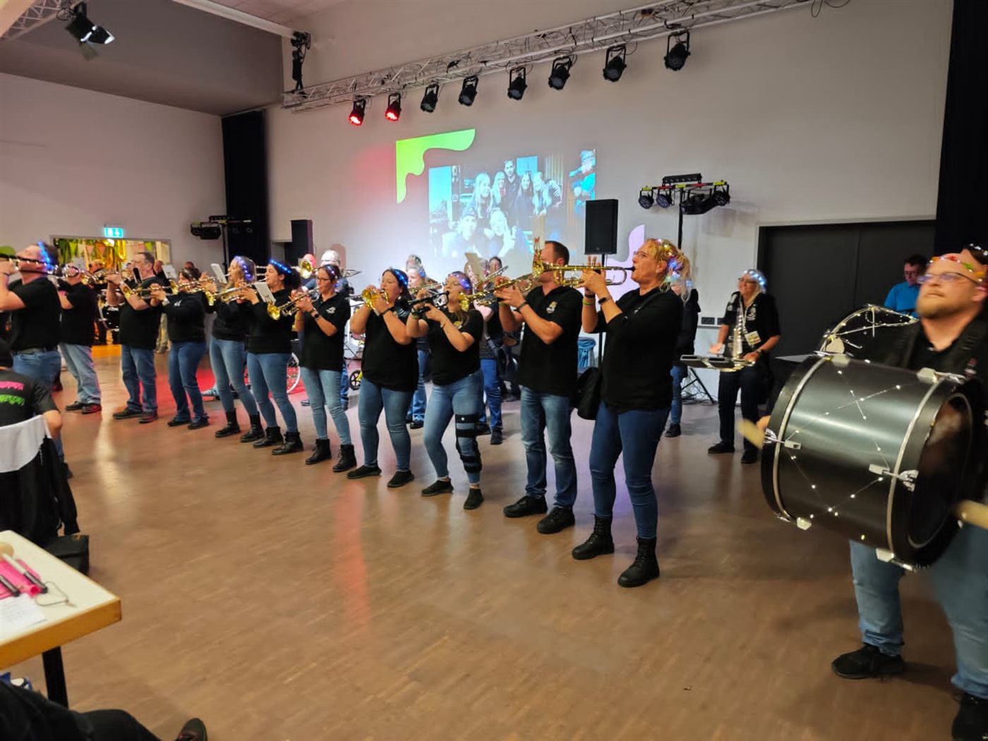 No Name Gugge Andernach in einer Aufstellung bei einem Hallenauftritt