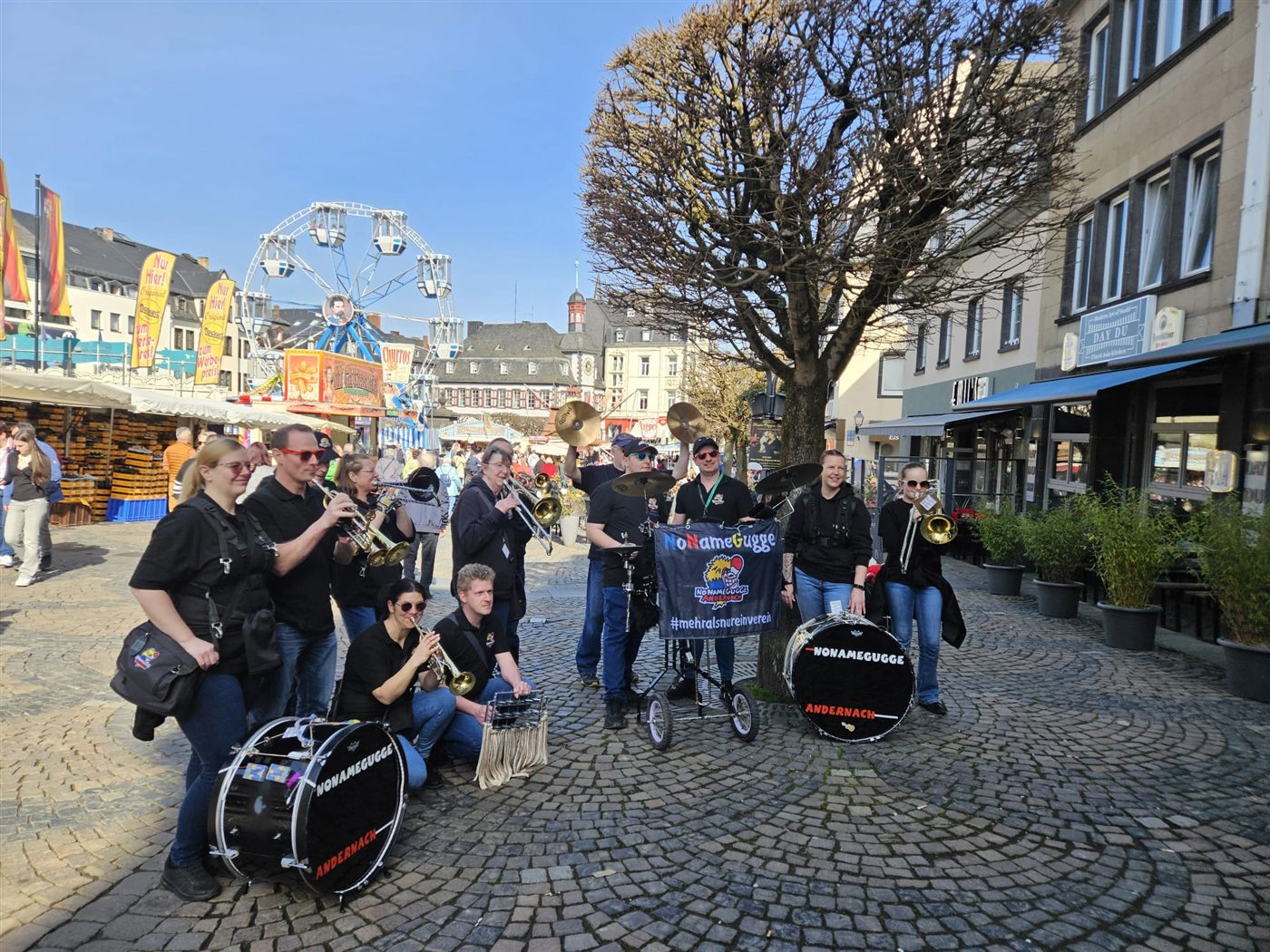 No Name Gugge Andernach musiziert draußen in der Stadt